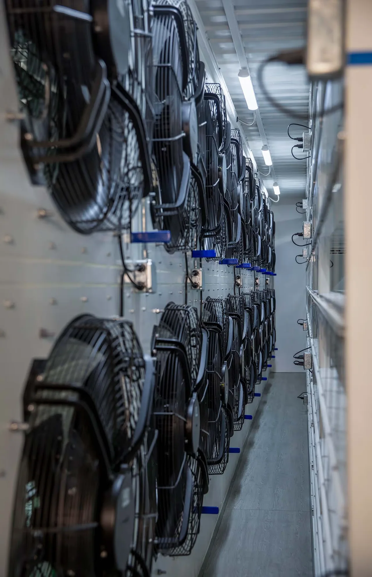 Fans inside Giga Box Air